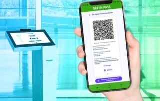 totem con mano che tiene telefono qrcode greenpass
